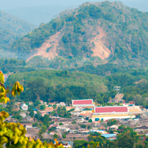 נוף פנורמי של הנוף הציורי של תאילנד המלא בהרים שופעים וכפרים ציוריים